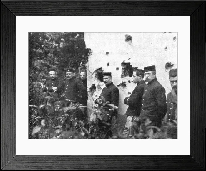 Framed Print : Premieres visions de Guerre; Un zeppelin est venu bombarder Anvers sans resultats, 1914. Creator: Unknown Framed Print : Premieres visions de Guerre; Un zeppelin est venu bombarder Anvers sans resultats, 1914. Creator: Unknown