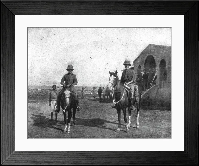 Framed Print : le brigadier-general anglais Cunliffe (a droite) et son chef d'etat-major, le major Wright, 1916. Creator: Unknown Framed Print : le brigadier-general anglais Cunliffe (a droite) et son chef d'etat-major, le major Wright, 1916. Creator: Unknown