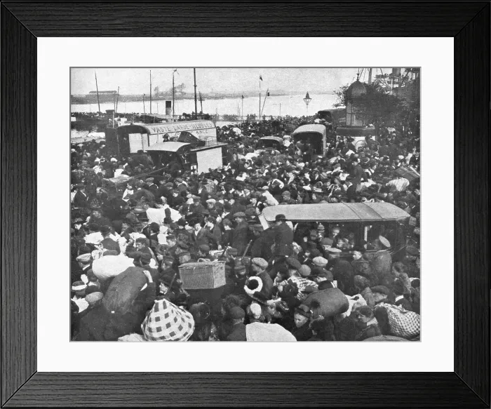 Framed Print : L'etat Belge en Exil; Le general Pau, envoye a Anvers, en a preconise l'evacuation, 1914. Creator: Unknown Framed Print : L'etat Belge en Exil; Le general Pau, envoye a Anvers, en a preconise l'evacuation, 1914. Creator: Unknown