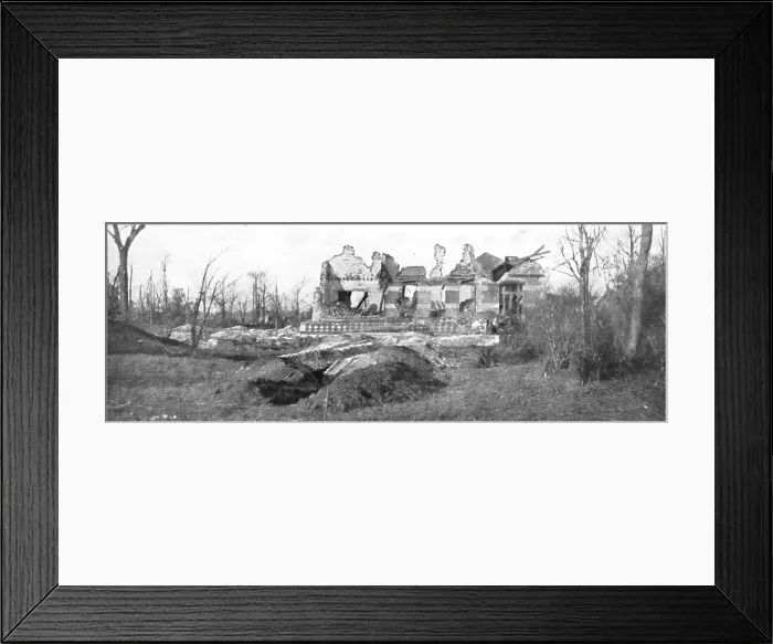 Framed Print : La reprise de Vermelles; Le chateau de Vermelles enleve par nos troupes, 1914. Creator: Unknown Framed Print : La reprise de Vermelles; Le chateau de Vermelles enleve par nos troupes, 1914. Creator: Unknown