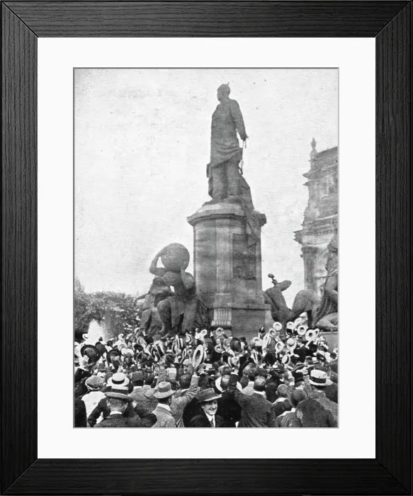 Framed Print : A Berlin, la statue de Bismarck est un centre de ralliement pour la foule, 1914. Creator: Unknown Framed Print : A Berlin, la statue de Bismarck est un centre de ralliement pour la foule, 1914. Creator: Unknown