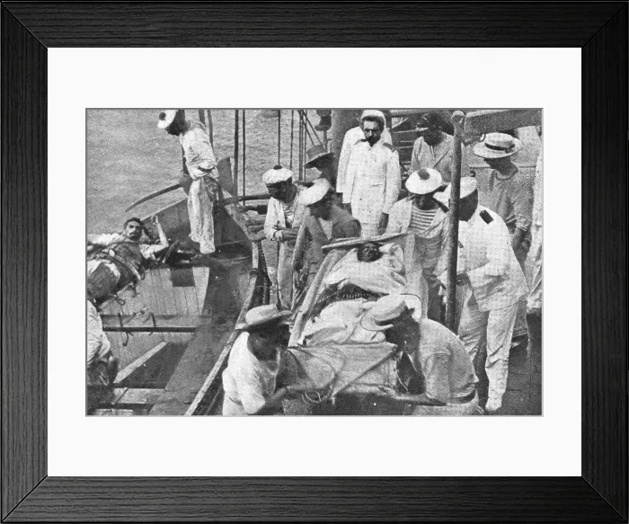 Framed Print : La fin de L Emden'; Les blesses de Emden sont embarques a bord du Sydney, 1914. Creator: Unknown. La fin de L Emden'; Les blesses de Emden sont embarques a bord du Sydney, 1914. Creator: Unknown Framed Print : La fin de L Emden'; Les blesses de Emden sont embarques a bord du Sydney, 1914. Creator: Unknown. La fin de L Emden'; Les blesses de Emden sont embarques a bord du Sydney, 1914. Creator: Unknown