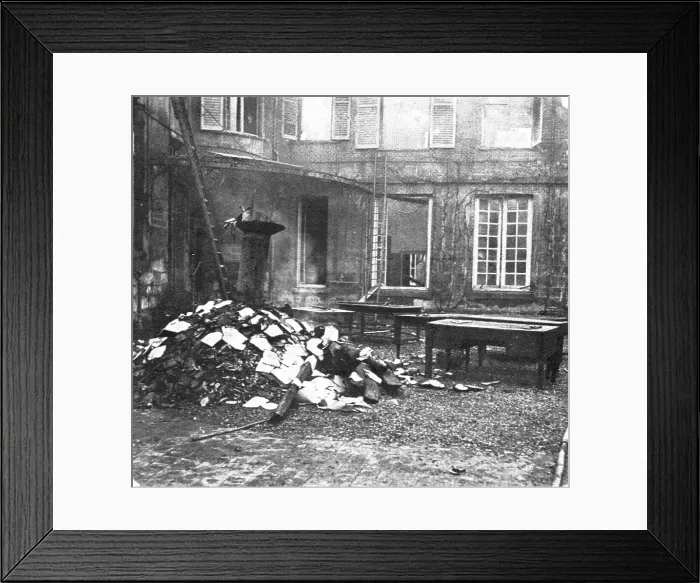 Framed Print : Les Combats Devant Soissons; La cour du Palais de Justice incendie, 1915. Creator: Unknown Framed Print : Les Combats Devant Soissons; La cour du Palais de Justice incendie, 1915. Creator: Unknown
