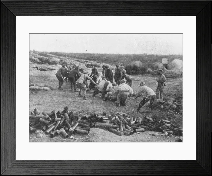 Framed Print : Liaison des armes et camaraderie militaire; lutte a la corde entre les servants de deux... 1916. Creator: Unknown Framed Print : Liaison des armes et camaraderie militaire; lutte a la corde entre les servants de deux... 1916. Creator: Unknown