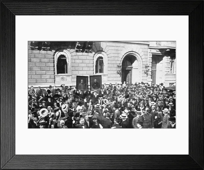 Framed Print : A Berlin, La jeunesse des ecoles promene les portraits des deux kaisers, 1914. Creator: Unknown Framed Print : A Berlin, La jeunesse des ecoles promene les portraits des deux kaisers, 1914. Creator: Unknown