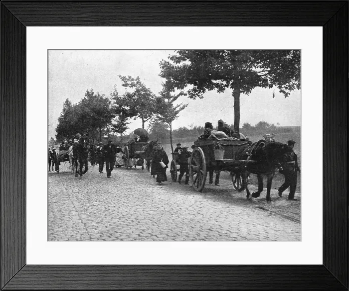 Framed Print : Devant l'envahisseur; Les habitants des campagnes belges fuient sur les routes, 1914. Creator: Unknown Framed Print : Devant l'envahisseur; Les habitants des campagnes belges fuient sur les routes, 1914. Creator: Unknown