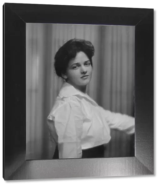 Goetter, Lois, Miss, portrait photograph, 1916. Creator: Arnold Genthe