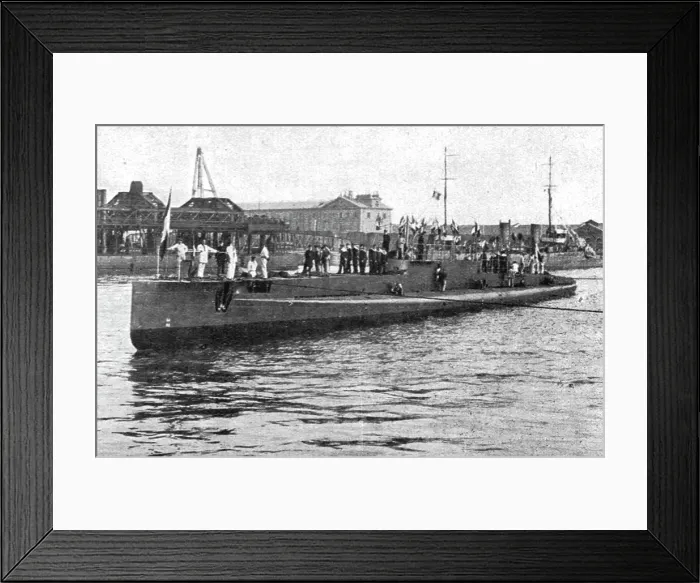 Framed Print : Le sous-marin a la mer; lancement a Cherbourg d'un nouveau sous-marin completement acheve... 1916. Creator: Unknown Framed Print : Le sous-marin a la mer; lancement a Cherbourg d'un nouveau sous-marin completement acheve... 1916. Creator: Unknown