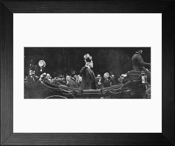 Framed Print : M Poincare Hate son retour en France; Rentrant A Paris, le President quitte la gare du Nord, 1914 Creator: Unknown Framed Print : M Poincare Hate son retour en France; Rentrant A Paris, le President quitte la gare du Nord, 1914 Creator: Unknown