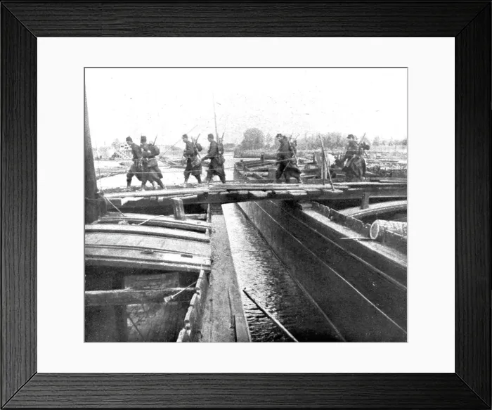 Framed Print : Devant les Falaises de L'Aisne; Un pont sur l'Oise improvise par le genie, 1914. Creator: Unknown Framed Print : Devant les Falaises de L'Aisne; Un pont sur l'Oise improvise par le genie, 1914. Creator: Unknown
