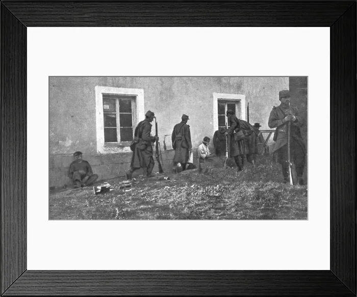 Framed Print : Dans les Vosges; Sous les dehors plus innocent, les espions pullulent devant nos troupes. 1914. Creator: Unknown Framed Print : Dans les Vosges; Sous les dehors plus innocent, les espions pullulent devant nos troupes. 1914. Creator: Unknown