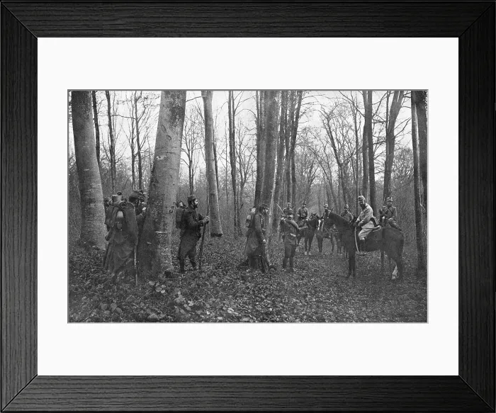 Framed Print : En Reconnaissance; la rencontre en foret de deux patrouilles Francaises, 1915. Creator: Unknown Framed Print : En Reconnaissance; la rencontre en foret de deux patrouilles Francaises, 1915. Creator: Unknown