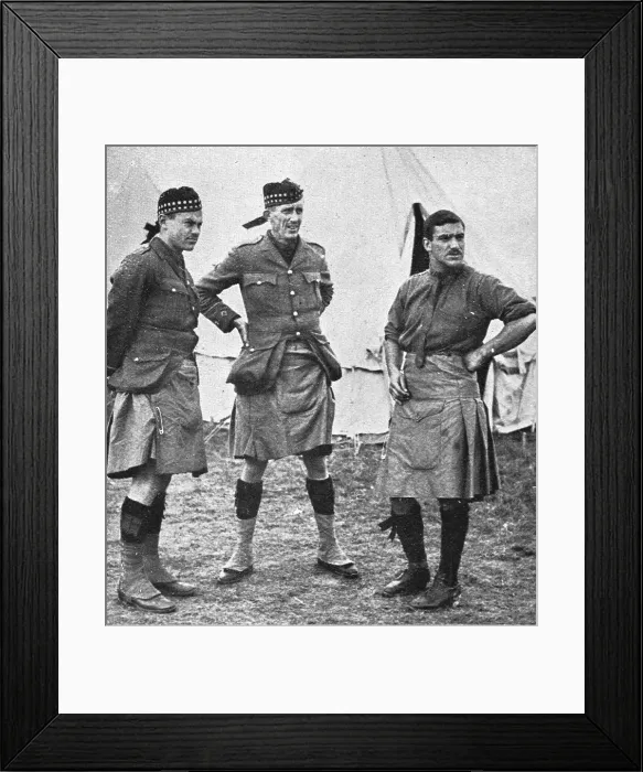 Framed Print : L'aide du Canada; Officiers de Highlanders canadiens, 1914. Creator: Unknown Framed Print : L'aide du Canada; Officiers de Highlanders canadiens, 1914. Creator: Unknown