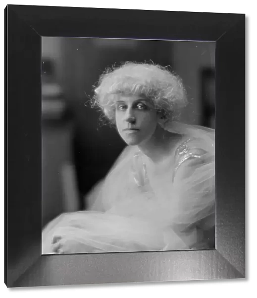 Groner, M.P. Mrs. portrait photograph, 1916 Apr. 21. Creator: Arnold Genthe