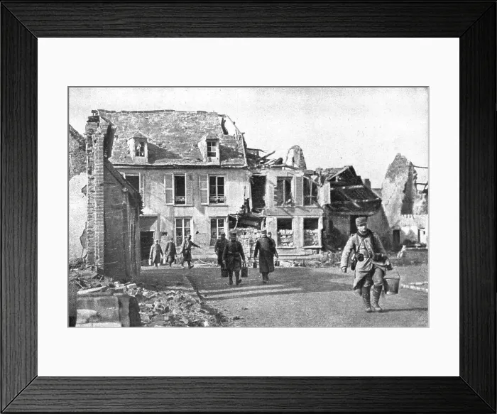 Framed Print : La vie en Campagne; A la faveur d'une accalmie, la soupe est portee dans les tranchees, 1914. Creator: Unknown Framed Print : La vie en Campagne; A la faveur d'une accalmie, la soupe est portee dans les tranchees, 1914. Creator: Unknown