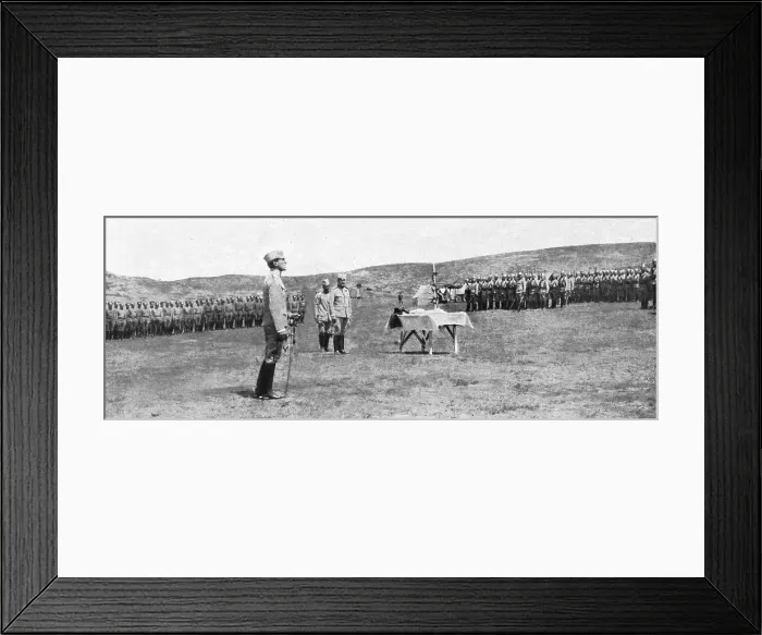 Framed Print : Le Serbes en Serbie; le prince-regent de Serbie adressant une allocution a ses troupes... 1916. Creator: Unknown Framed Print : Le Serbes en Serbie; le prince-regent de Serbie adressant une allocution a ses troupes... 1916. Creator: Unknown
