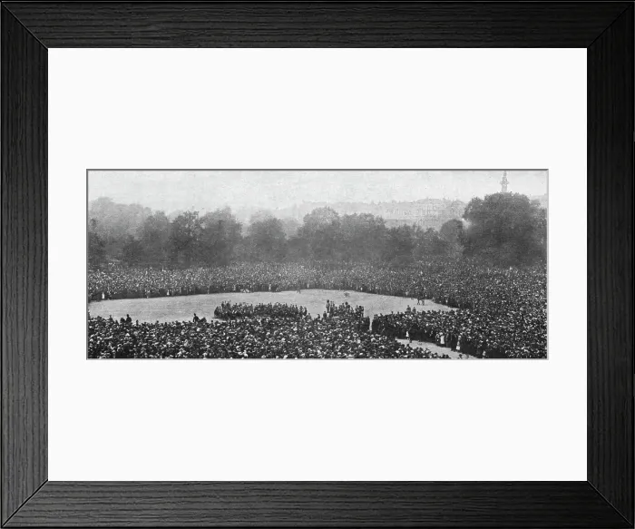 Framed Print : La musique de la garde republicaine a Londres. Notre meilleure musique militaire, sous la... 1916. Creator: Unknown Framed Print : La musique de la garde republicaine a Londres. Notre meilleure musique militaire, sous la... 1916. Creator: Unknown