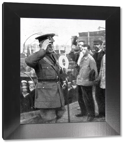 La cooperation Britannique; Le general en chef de l'armee britannique salue par les marins, 1914 Creator: Unknown
