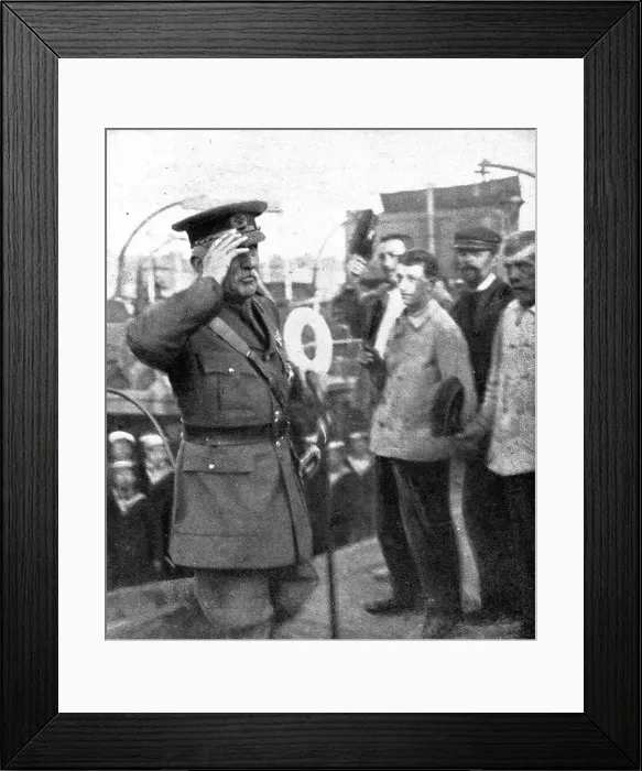 Framed Print : La cooperation Britannique; Le general en chef de l'armee britannique salue par les marins, 1914 Creator: Unknown Framed Print : La cooperation Britannique; Le general en chef de l'armee britannique salue par les marins, 1914 Creator: Unknown