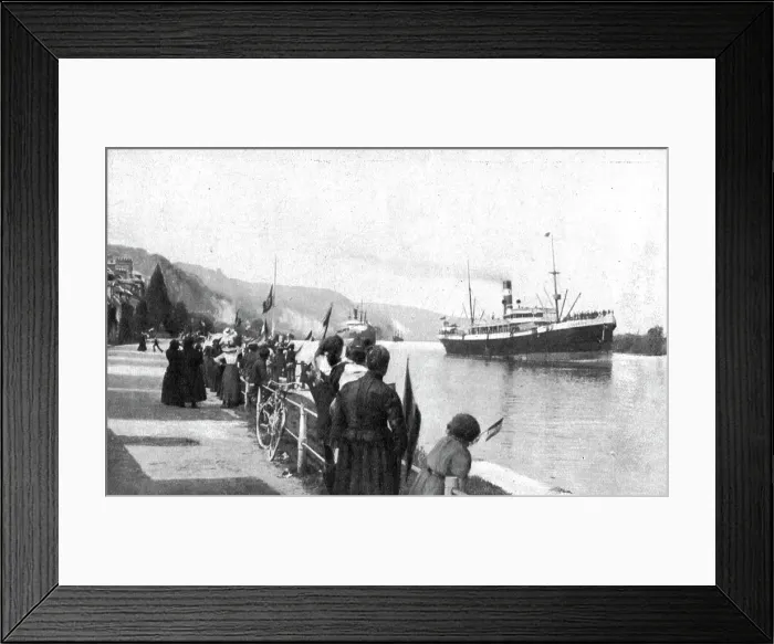 Framed Print : L'Armee Britannique; Le long des rives de la Seine, que les transports Anglais remontent, 1914. Creator: Unknown Framed Print : L'Armee Britannique; Le long des rives de la Seine, que les transports Anglais remontent, 1914. Creator: Unknown