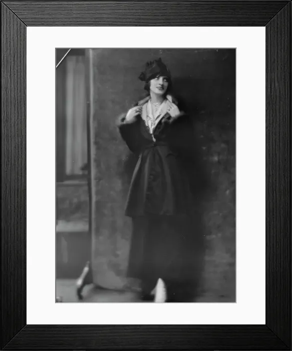 Framed Print : Guntar, Aida, Miss, portrait photograph, 1915 Dec. or 1916 Jan. Creator: Arnold Genthe
