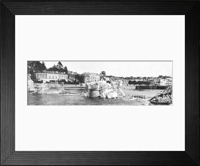Framed Print : L'immense champ de Bataille; le pont de pierre de Lagny avait ete detruit par le genie, 1914. Creator: Unknown Framed Print : L'immense champ de Bataille; le pont de pierre de Lagny avait ete detruit par le genie, 1914. Creator: Unknown