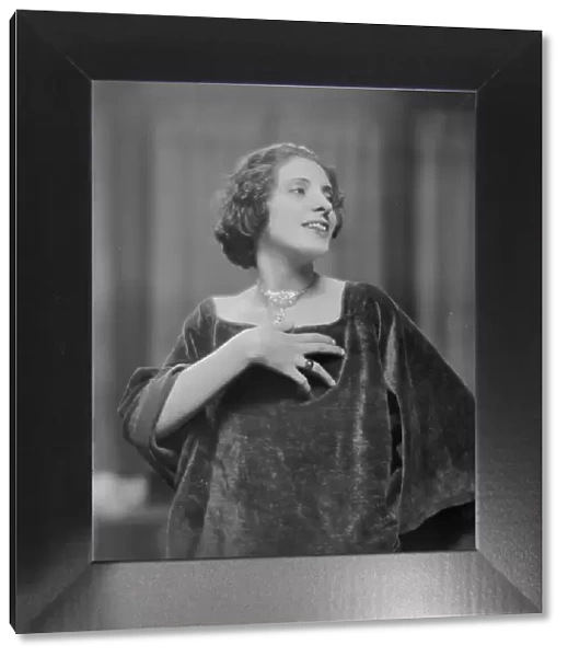 Guntar, Aida, Miss, portrait photograph, 1915 Dec. or 1916 Jan. Creator: Arnold Genthe