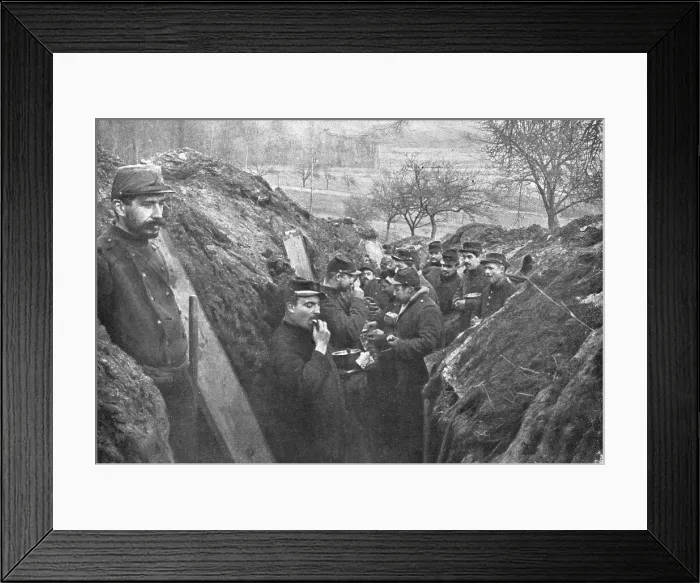 Framed Print : La vie en Campagne; On la mange souvent debout et a la hate, le fusil a portee de la main, 1914. Creator: Unknown Framed Print : La vie en Campagne; On la mange souvent debout et a la hate, le fusil a portee de la main, 1914. Creator: Unknown