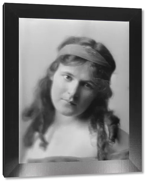 Marion Morgan dancer, portrait photograph, between 1914 and 1927. Creator: Arnold Genthe