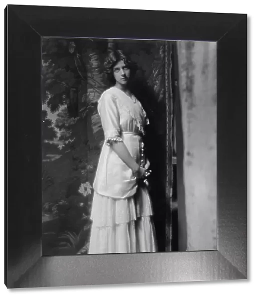 Hadden, Edith, portrait photograph, 1913. Creator: Arnold Genthe