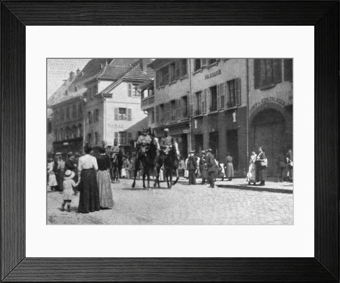 Framed Print : En Alsace et sur la Frontiere; nos fantassins et un etat-major de brigade entrent a Thann, 1914. Creator: Unknown Framed Print : En Alsace et sur la Frontiere; nos fantassins et un etat-major de brigade entrent a Thann, 1914. Creator: Unknown