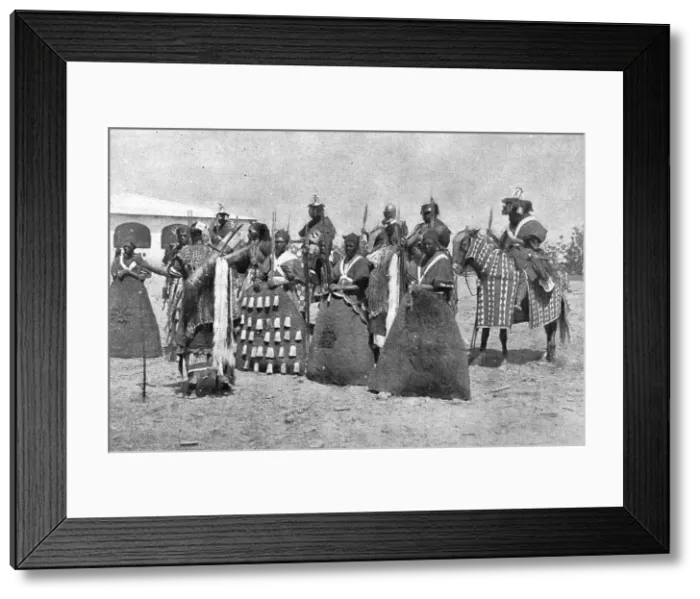 Framed Print : L'escorte du lamido Rey Bouba, le plus grand roi noir du Cameroun et l'un des meilleurs... 1916. Creator: Unknown Framed Print : L'escorte du lamido Rey Bouba, le plus grand roi noir du Cameroun et l'un des meilleurs... 1916. Creator: Unknown