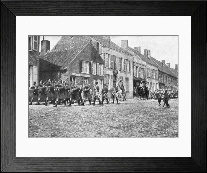Framed Print : Liaison des armes et camaraderie militaire; bag-piper defilant en tete d'un regiment de... 1916. Creator: Unknown Framed Print : Liaison des armes et camaraderie militaire; bag-piper defilant en tete d'un regiment de... 1916. Creator: Unknown