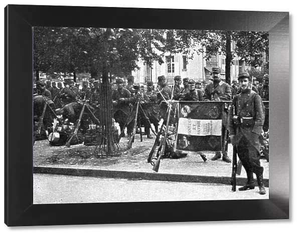 Vers le Front; On part: le drapeau du 102 d'infanterie, 1914. Creator: Unknown