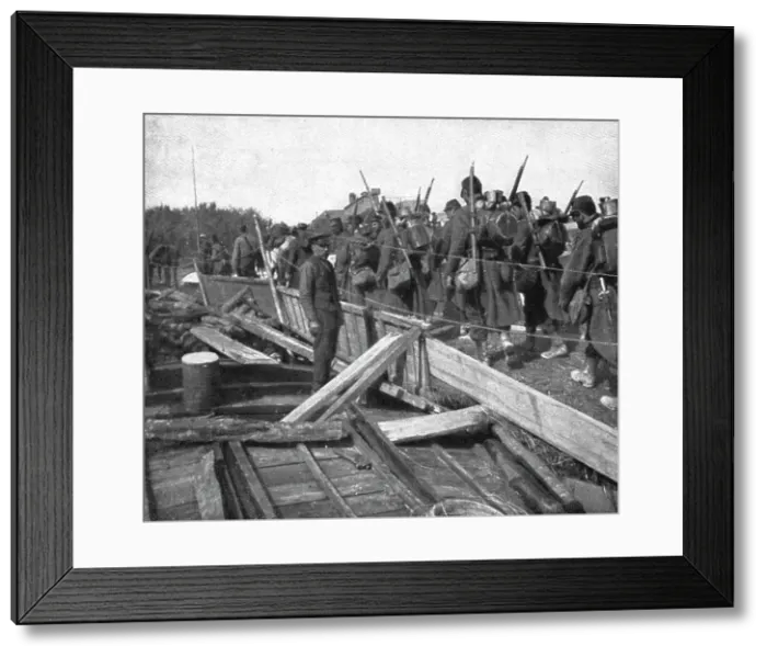Framed Print : Devant les Falaises de L'Aisne; Un pont sur l'Oise improvise par le genie, 1914. Creator: Unknown Framed Print : Devant les Falaises de L'Aisne; Un pont sur l'Oise improvise par le genie, 1914. Creator: Unknown