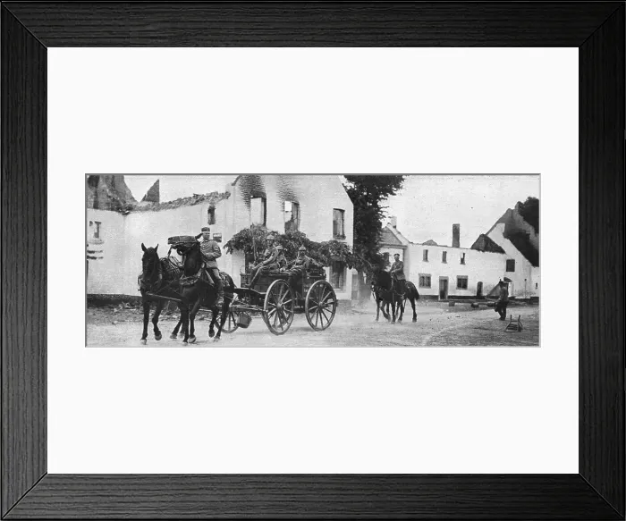 Framed Print : Des equipages allemands traversent, pres de Vise, le village de Mouland incendie, 1914. Creator: Vereenigde Fotobureaux Amsterdam Framed Print : Des equipages allemands traversent, pres de Vise, le village de Mouland incendie, 1914. Creator: Vereenigde Fotobureaux Amsterdam