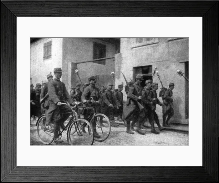 Framed Print : En Alsace et sur la Frontiere; nos fantassins et un etat-major de brigade entrent a Thann, 1914. Creator: Unknown Framed Print : En Alsace et sur la Frontiere; nos fantassins et un etat-major de brigade entrent a Thann, 1914. Creator: Unknown