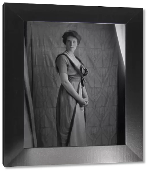 Hamilton, Helen M. Miss, portrait photograph, 1913 Dec. 18. Creator: Arnold Genthe