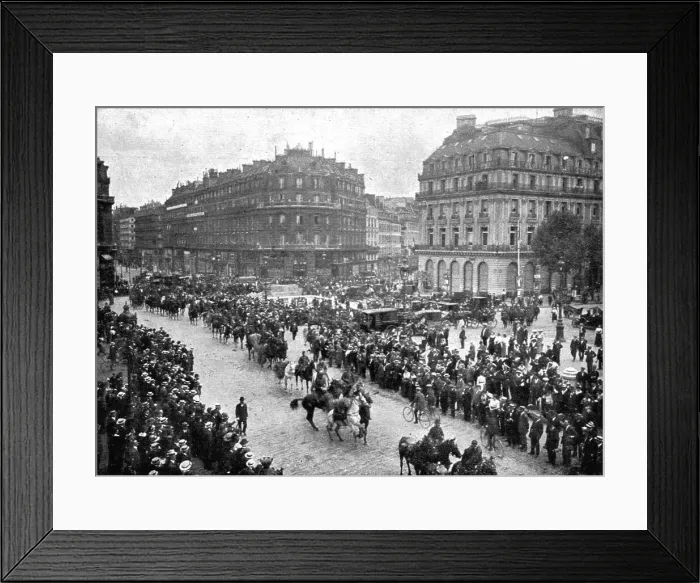 Framed Print : Paris Transforme; Autobus et limousines ont ete requisitionnes, 1914. Creator: Unknown Framed Print : Paris Transforme; Autobus et limousines ont ete requisitionnes, 1914. Creator: Unknown