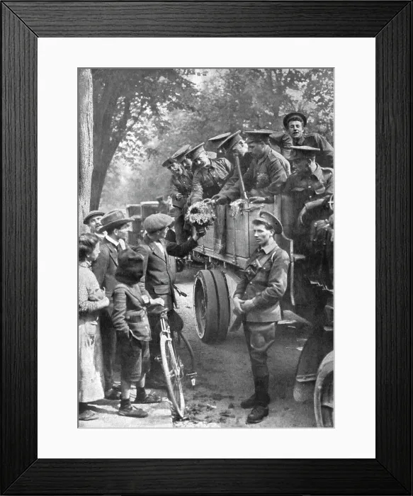 Framed Print : L'Armee Britannique; sur nos routes de France, 1914. Creator: Unknown Framed Print : L'Armee Britannique; sur nos routes de France, 1914. Creator: Unknown