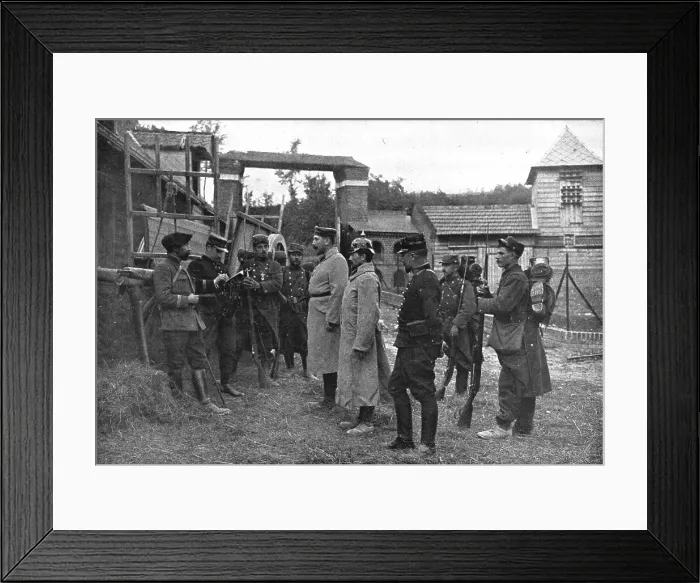 Framed Print : Premiers Prisonniers Allemands; Ensuite, on les interroge, 1914. Creator: Unknown Framed Print : Premiers Prisonniers Allemands; Ensuite, on les interroge, 1914. Creator: Unknown