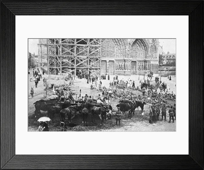 Framed Print : La Courte Occupation de Reims; Reims le cathedrale, 1914. Creator: Unknown Framed Print : La Courte Occupation de Reims; Reims le cathedrale, 1914. Creator: Unknown