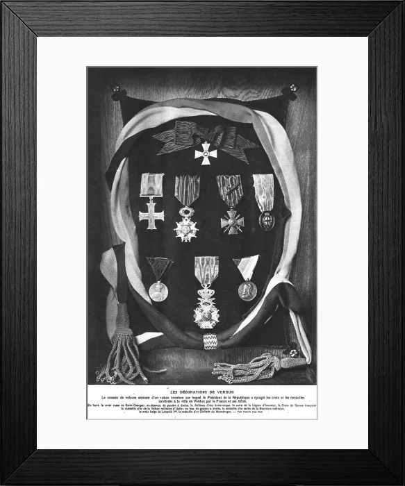 Framed Print : Les Decorations de Verdun: Le coussin de velours entoure d'un ruban tricolore sur lequel.. 1916. Creator: Unknown Framed Print : Les Decorations de Verdun: Le coussin de velours entoure d'un ruban tricolore sur lequel.. 1916. Creator: Unknown