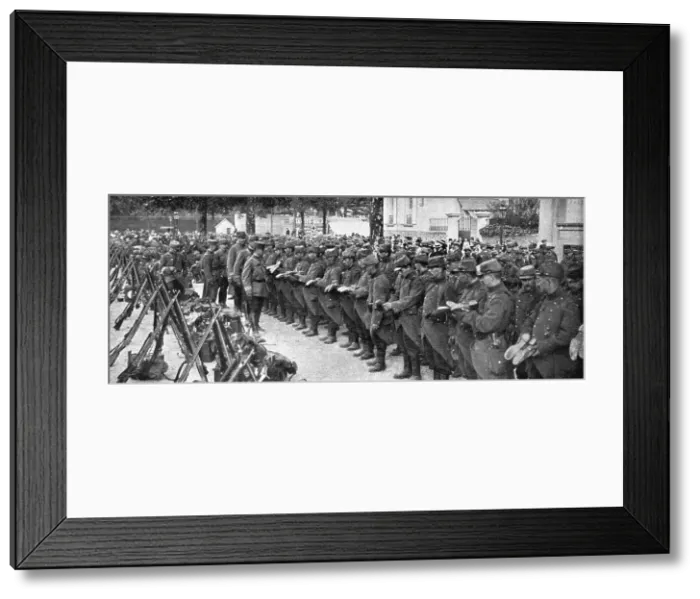 Framed Print : Vers le Front; Le colonel passe en personne la revue des brodequins, place Saint... 1914. Creator: Unknown Framed Print : Vers le Front; Le colonel passe en personne la revue des brodequins, place Saint... 1914. Creator: Unknown