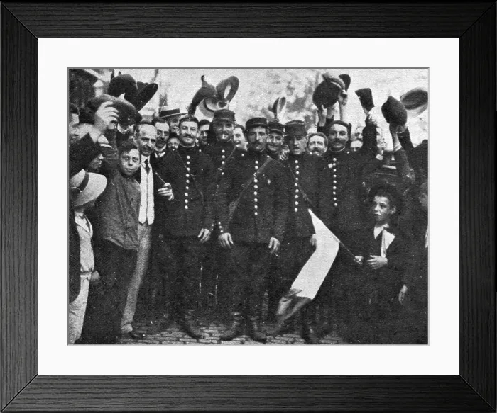 Framed Print : L'aide Francaise a la Belgique; un corps de cavalerie francaise entrait en Belgique, 1914. Creator: Unknown Framed Print : L'aide Francaise a la Belgique; un corps de cavalerie francaise entrait en Belgique, 1914. Creator: Unknown