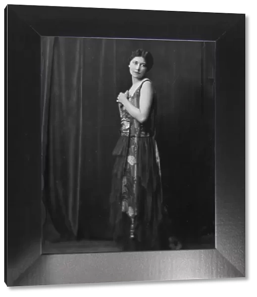 Hawksworth, Miss, portrait photograph, 1915. Creator: Arnold Genthe