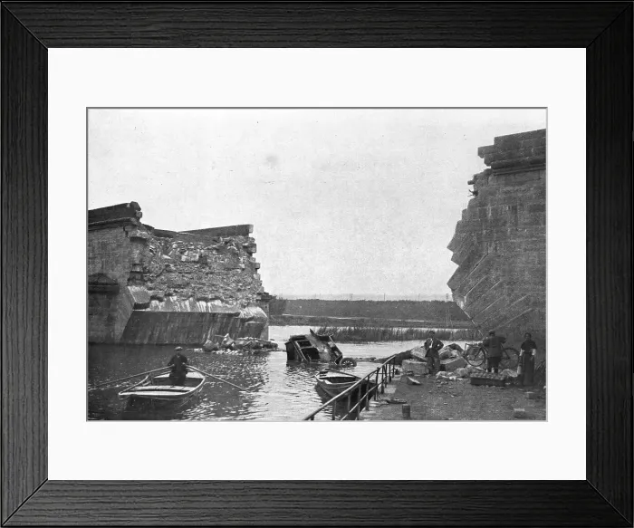 Framed Print : L'immense champ de Bataille; Au pont de Trilport, pres de Meaux, 1914. Creator: Unknown Framed Print : L'immense champ de Bataille; Au pont de Trilport, pres de Meaux, 1914. Creator: Unknown