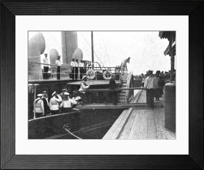 Framed Print : Le President de la Republique en Russie; M Poincare et l'Empereur debarquent, 1914. Creator: Unknown Framed Print : Le President de la Republique en Russie; M Poincare et l'Empereur debarquent, 1914. Creator: Unknown