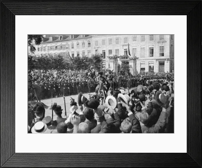 Framed Print : Le roi des Belges, se rendant au Parlement, est acclame par la population bruxelloise, 1914. Creator: Henneber Framed Print : Le roi des Belges, se rendant au Parlement, est acclame par la population bruxelloise, 1914. Creator: Henneber