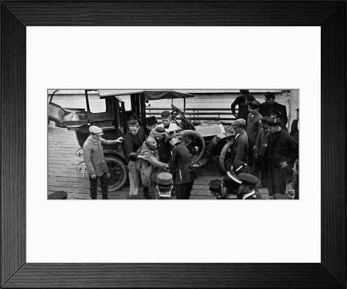 Framed Print : a Ostende des Belges consacrent d'infinies precautions au transport d'un blesse allemand, 1914. Creator: Unknown